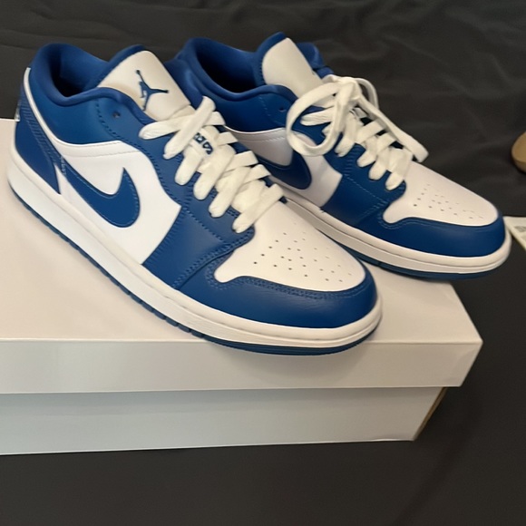 Brand new from stockX. Size=8.5 women size U.S. - Picture 4 of 5